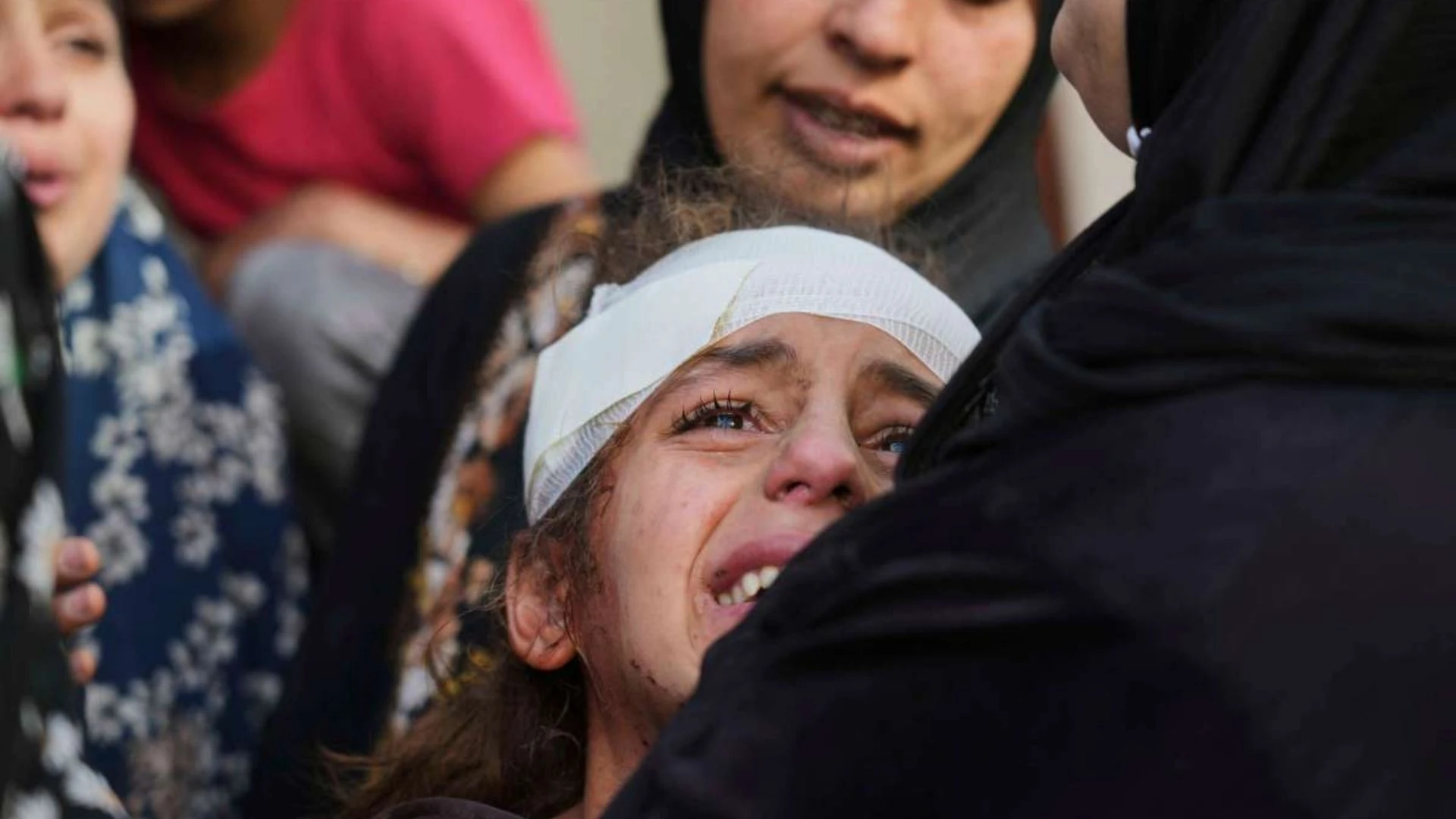 شهيد وإصابات جراء قصف الاحتلال خيمة للنازحين في مدينة غزة