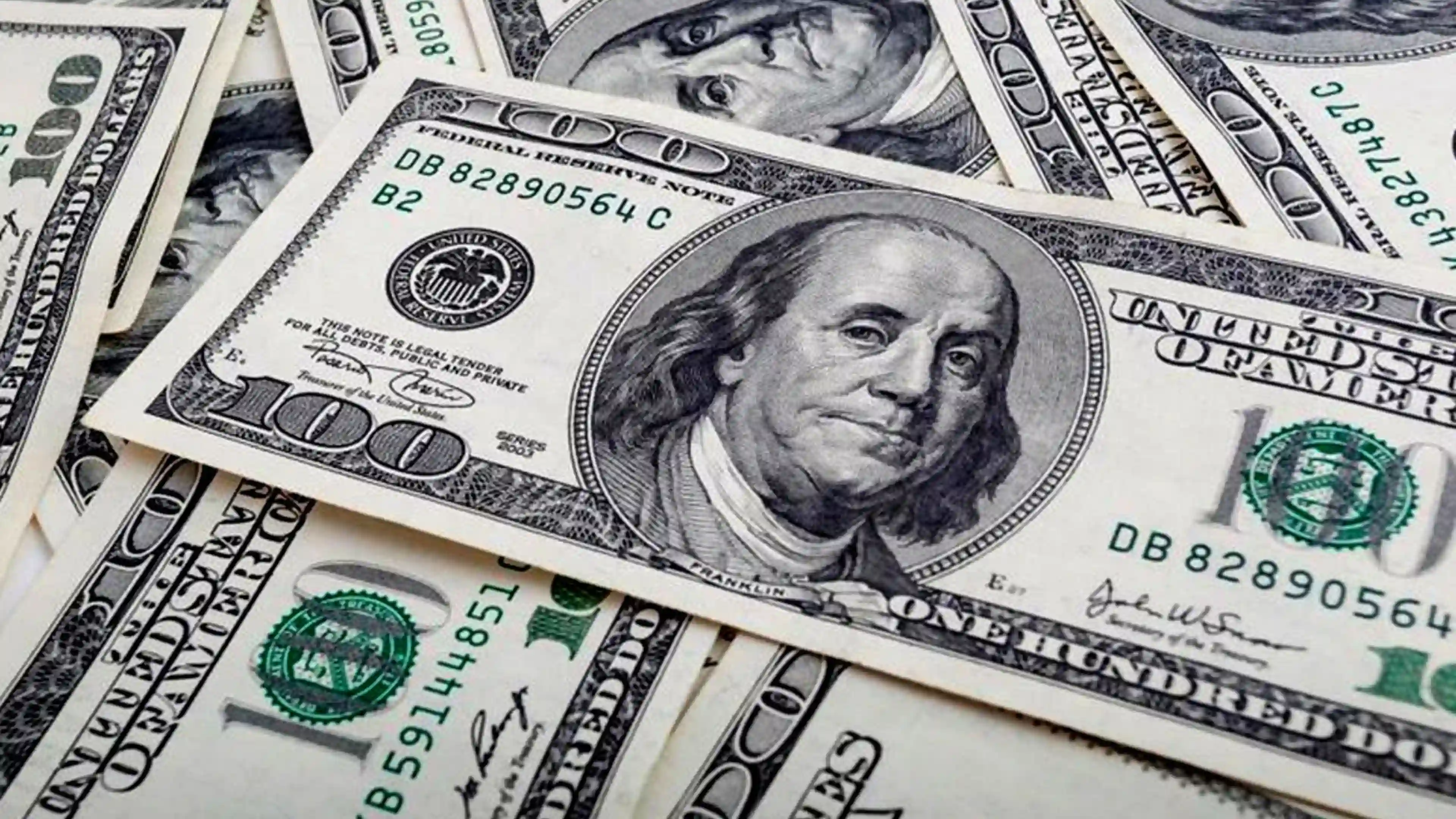 الدولار يستقر قرب أعلى مستوى في أسبوع
