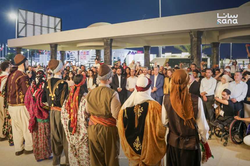 الدبكة الكردية تعكس أجواءً تراثية وتنوعاً ثقافياً في معرض دمشق الدولي