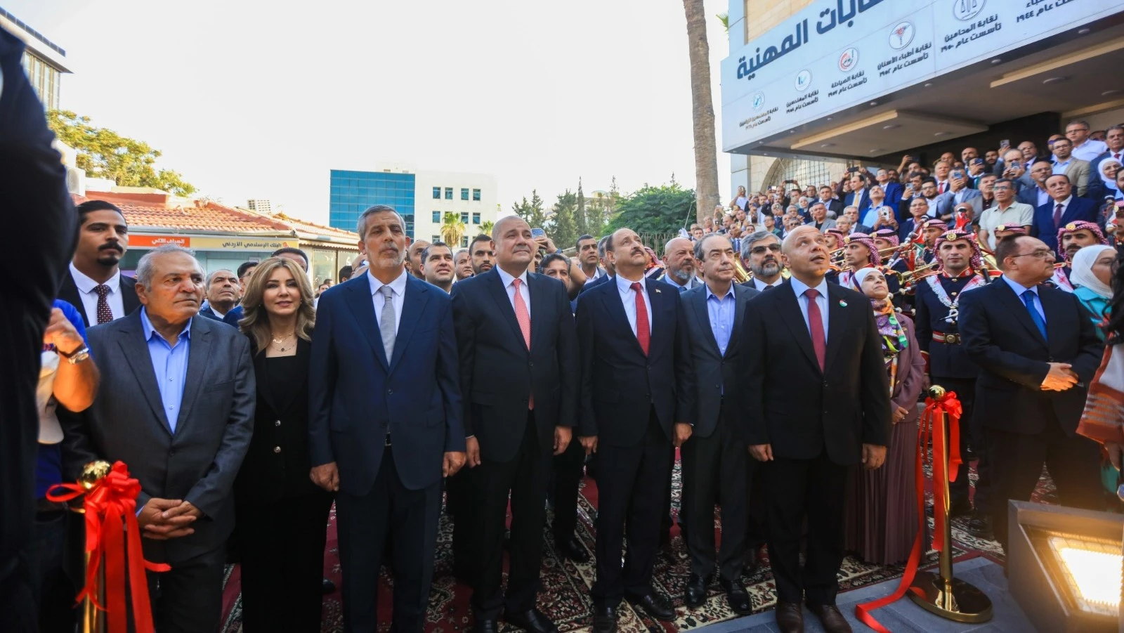 النقابات تحتفل برفع العلم