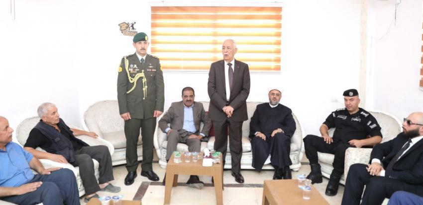 رئيس الديوان الملكي ينقل تعازي الملك وولي العهد إلى ذوي ضحايا حافلة نويبع .. صور