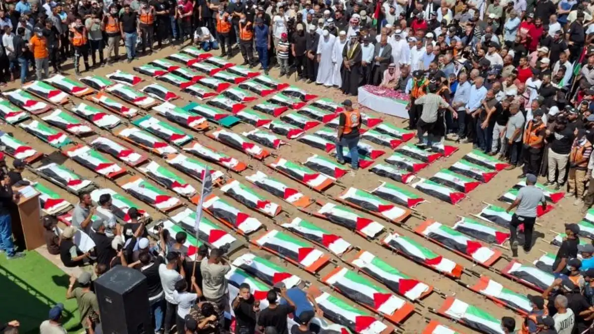 تشييع جثامين 100 شهيد في حي الزيتون بمدينة غزة