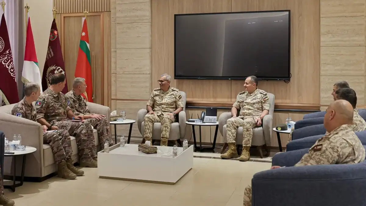 رئيس هيئة الأركان يبحث مع وفد عسكري فرنسي تعزيز التعاون الدفاعي