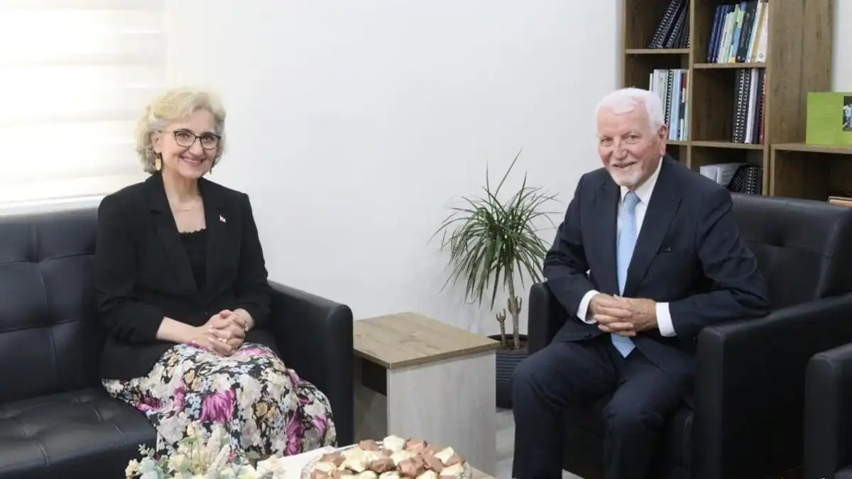 وزيرة التربية والتعليم العالي اللبنانية تطلع على تجربة الوطني لتطوير المناهج