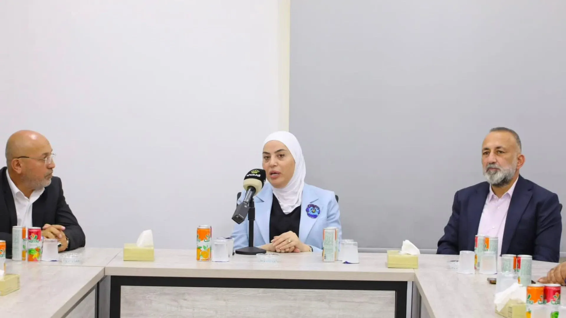 وزيرة التنمية الاجتماعية تطلع على خدمات مركز التأهيل المجتمعي في مخيم الوحدات