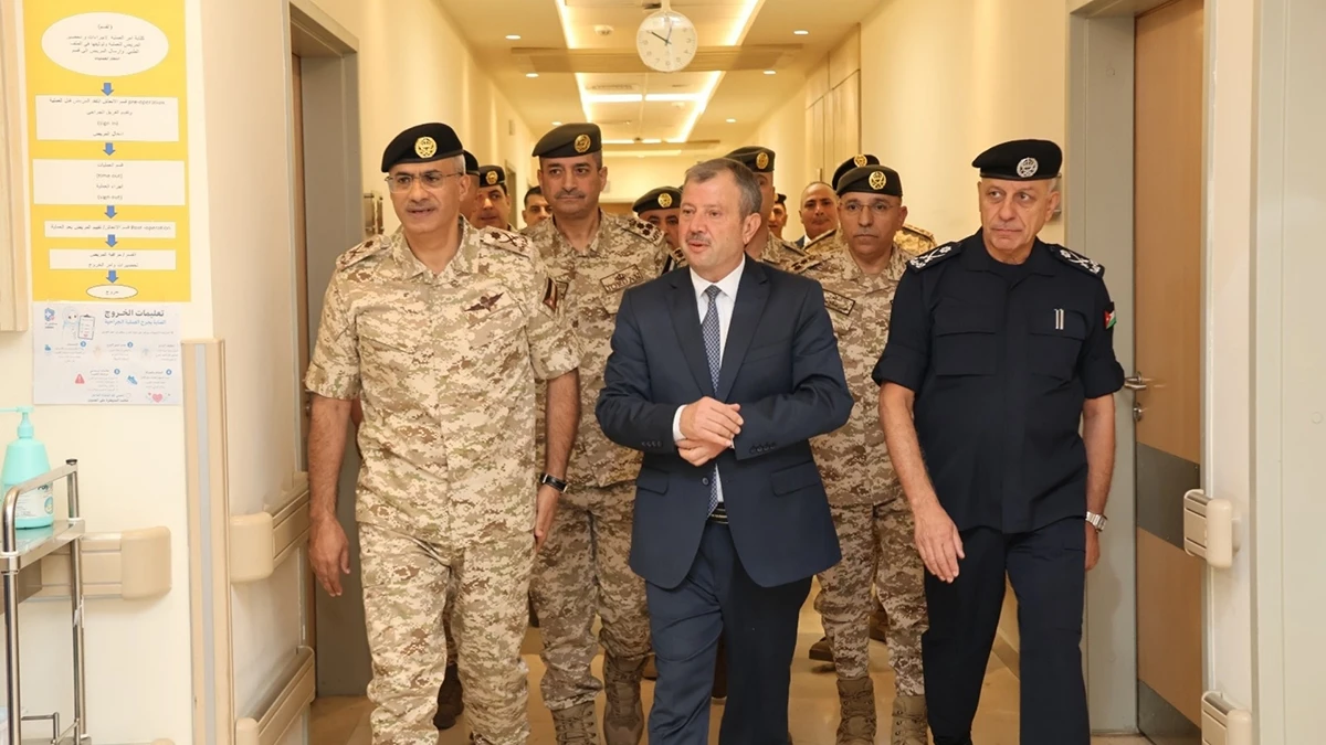 رئيس هيئة الأركان ومديرو الأجهزة الأمنية يزورون مصابي خدمة العلم ويقدمون واجب العزاء لذوي المتوفين