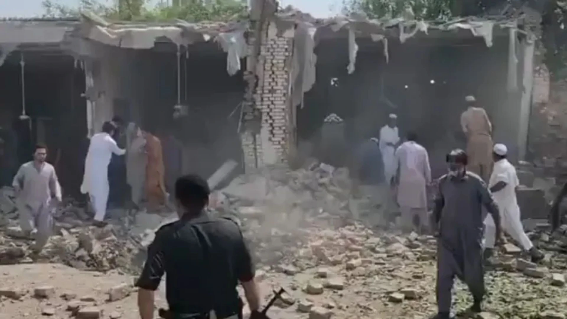 باكستان..عشرات القتلى والجرحى بتفجير انتحاري