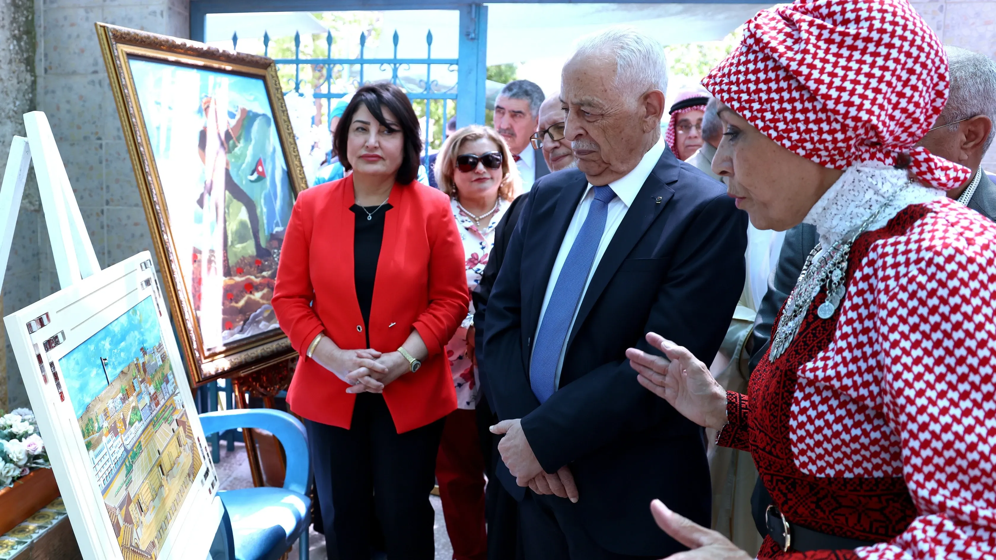 العيسوي يفتتح معرض