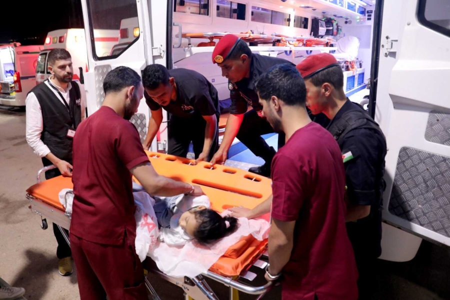 القوات المسلحة تُجلي الدفعة الـ(33) من أطفال غزة المرضى لتلقي العلاج في الأردن