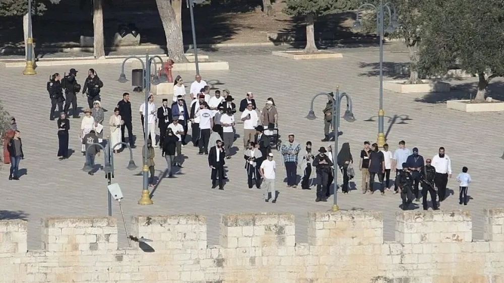 آلاف المستوطنين المتطرفين بقيادة بن غفير يقتحمون الحرم الإبراهيمي