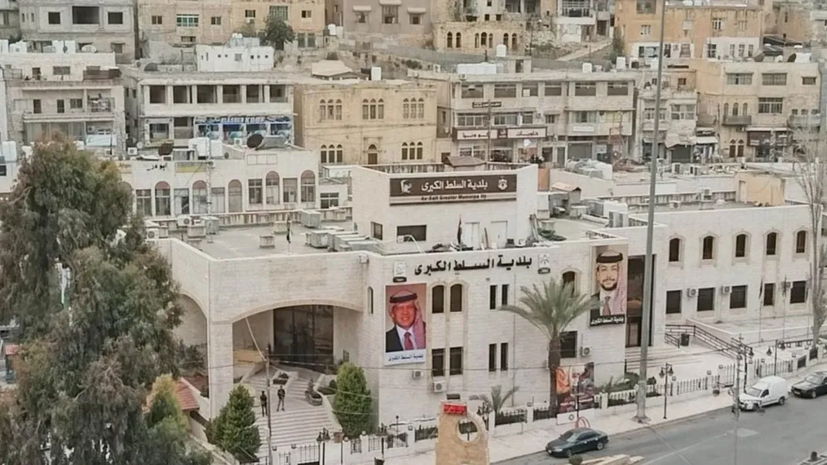 بلدية السلط تدعو المواطنين لإزالة مركباتهم بعدد من الشوارع لتنفيذ أعمال دهان وتخطيط