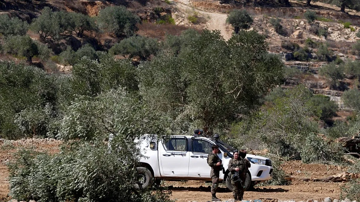 شهيد فلسطيني و16 إصابة بهجوم للمستوطنين على قاطفي الزيتون في الضفة