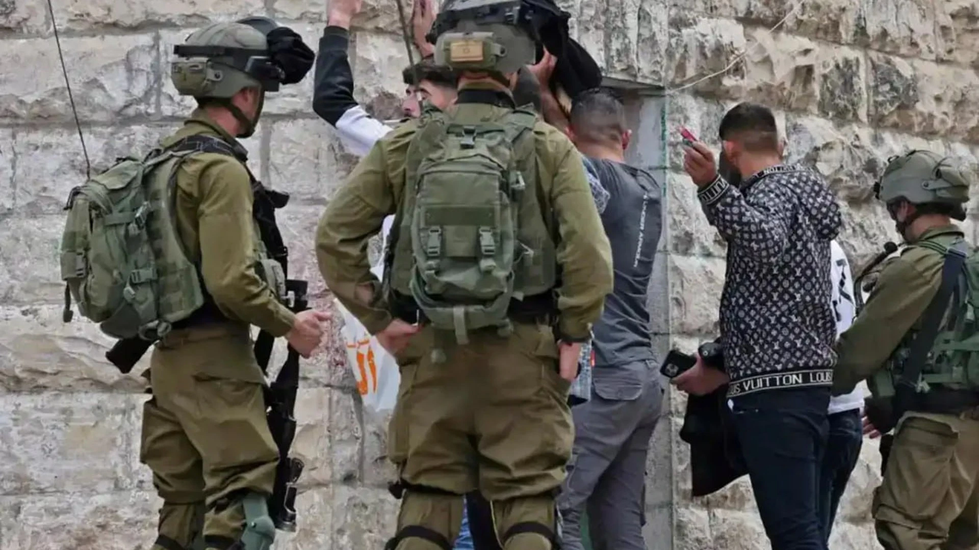 الاحتلال يعتقل 15 فلسطينيا في الضفة الغربية