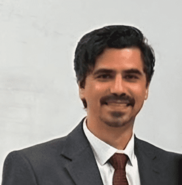 السيد علي النقرش وعائلته يهنئون الدكتور المهندس طارق موفق الصالح بمناسبة إنجازه الأكاديمي المميز