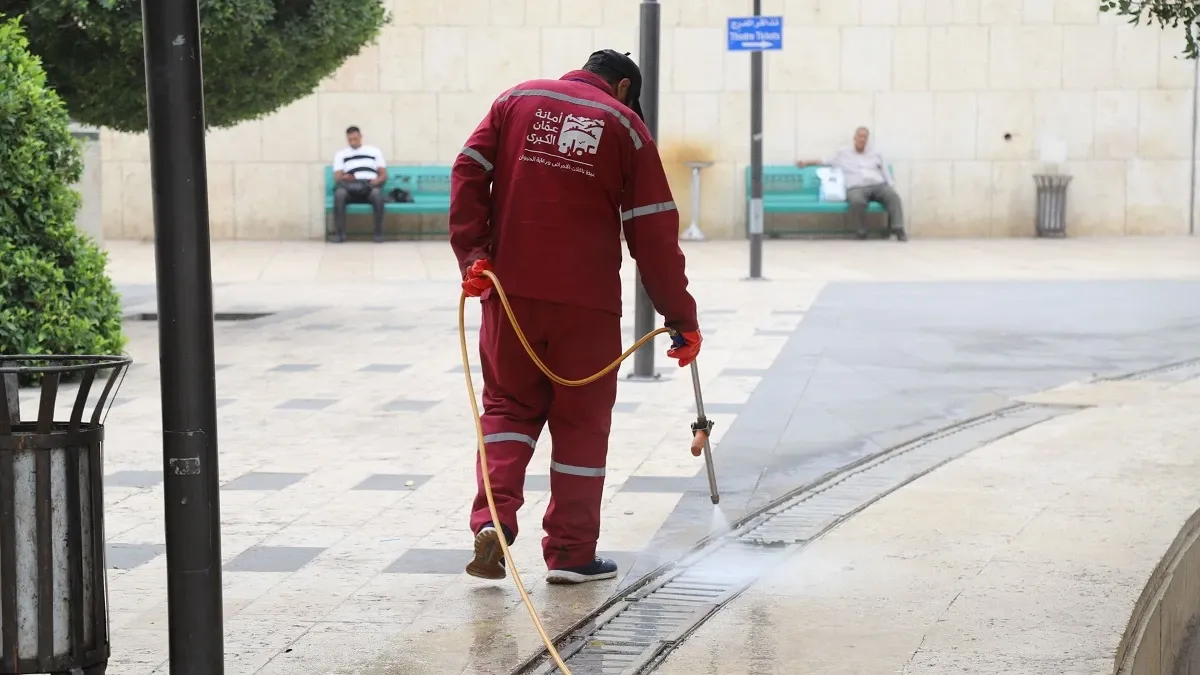 الأمانة تستخدم البكتيريا النافعة للحد من الروائح وسط البلد