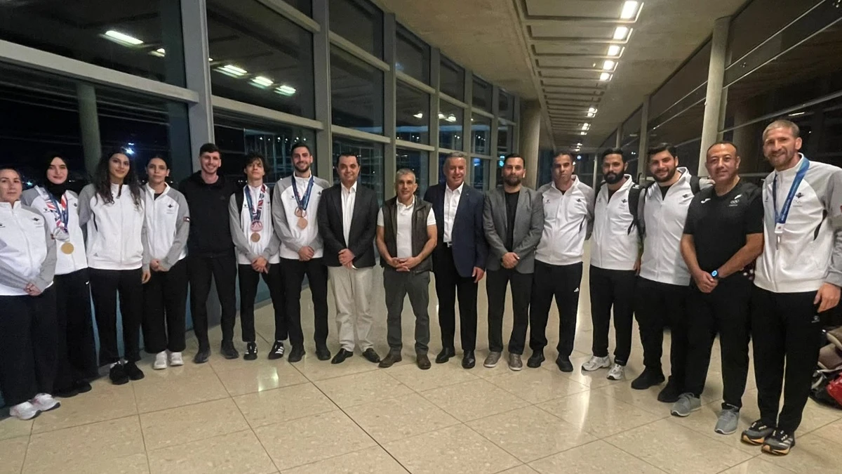 الأمير راشد يستقبل أبطال الاتحاد الأردني للتايكواندو لدى وصولهم المملكة