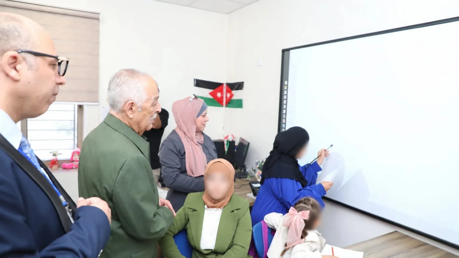 رئيس الديوان الملكي يتفقد مبادرات ملكية في محافظة عجلون