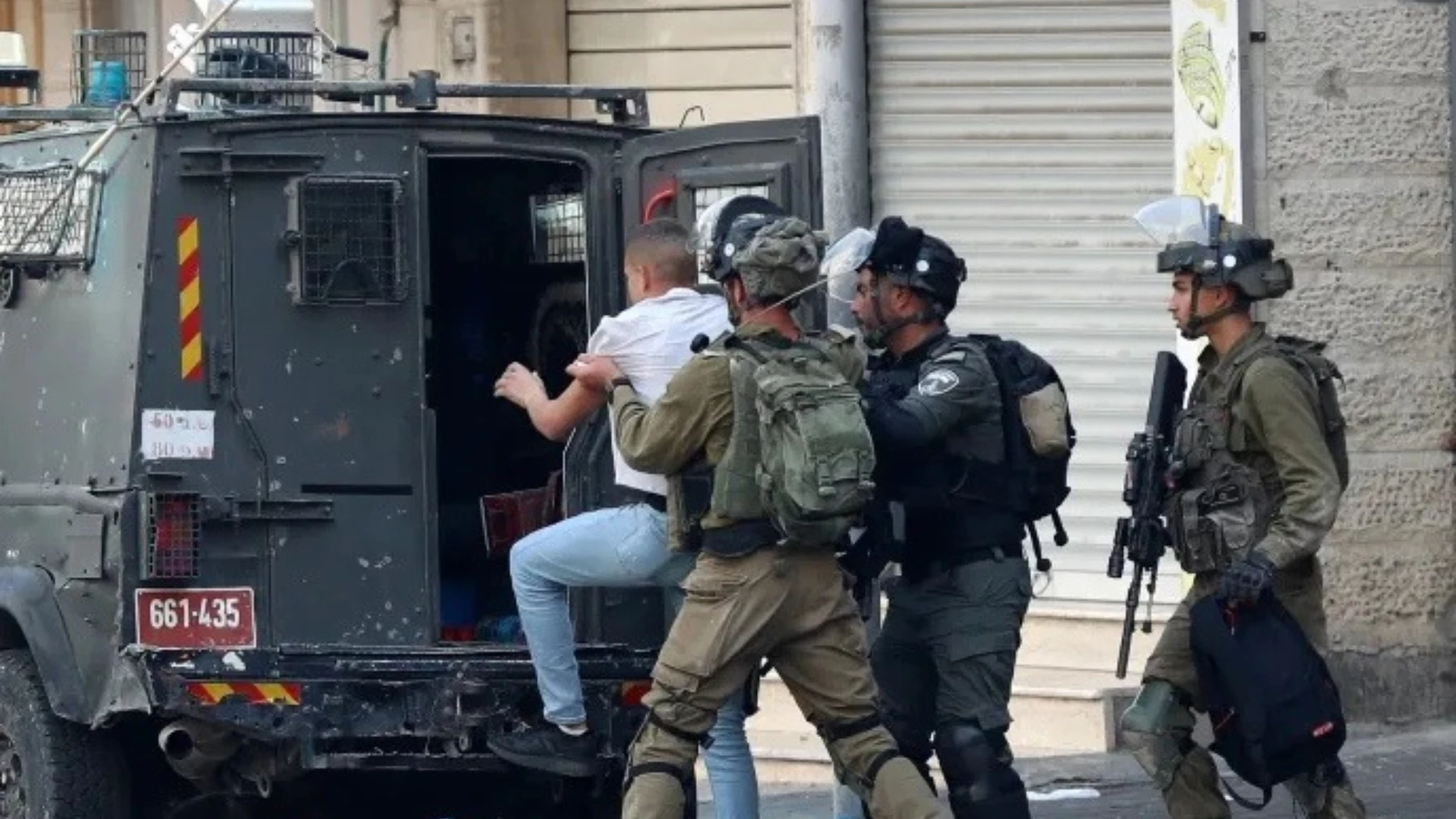 قوات الاحتلال تقتحم بلدات في الضفة وتعتقل 30 فلسطينيا