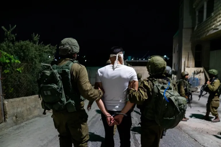 الاحتلال يعتقل 24 فلسطينيا ويهدم منشآت بالضفة