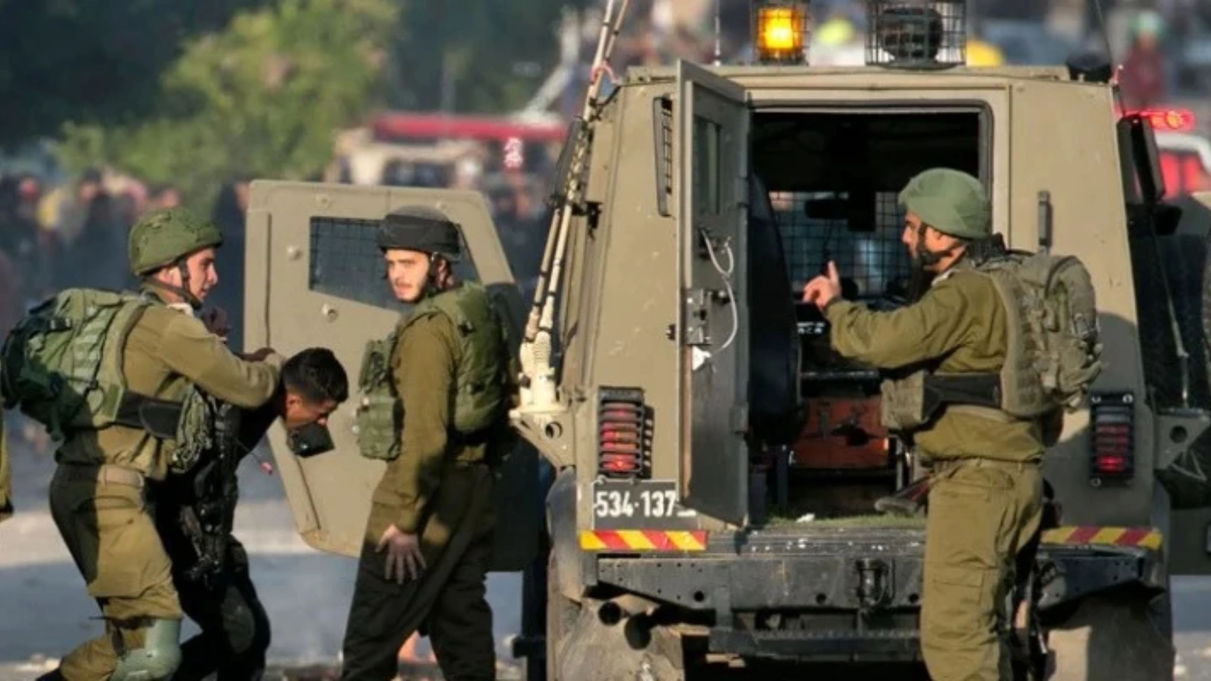 اعتقال 25 فلسطينياً ومداهمة عشرات المنازل في الضفة الغربية والقدس المحتلة