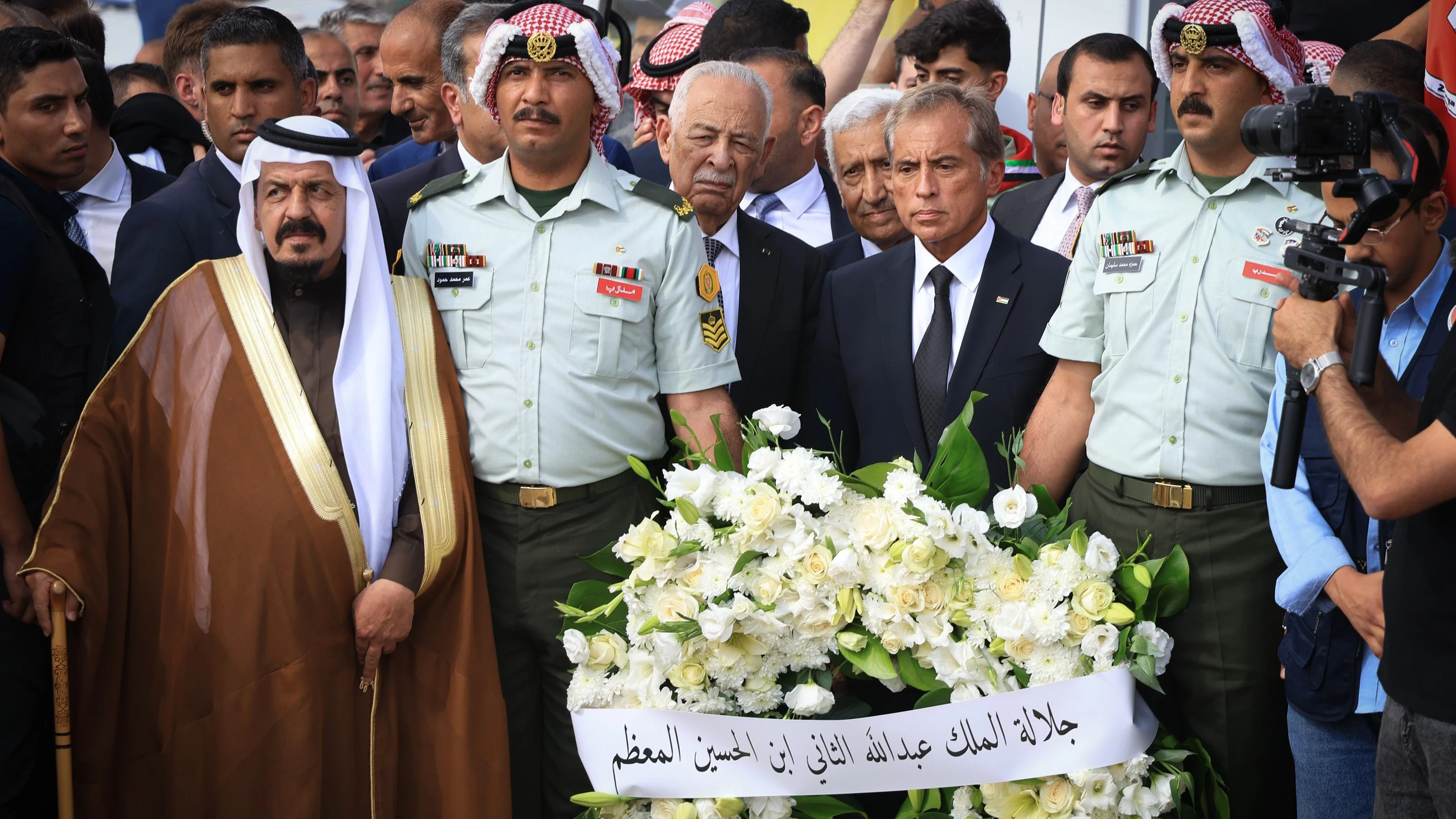 مندوبا عن جلالة الملك عبدالله الثَّاني.. رئيس الوزراء يشارك في مراسم تشييع شهداء الوطن الذين ارتقوا جرَّاء الجريمة الإرهابيَّة في الكرك