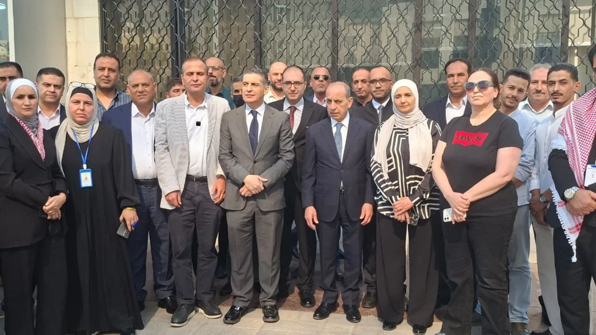 وزارة الإدارة المحلية تنظم وقفات تضامنية تنديدا بالعمل الارهابي على كنيسة حمود