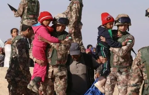 مشاهد من الذاكرة.. هكذا استقبل الجيش الأردني اللاجئين السوريين ومد يد العون لهم .. فيديو