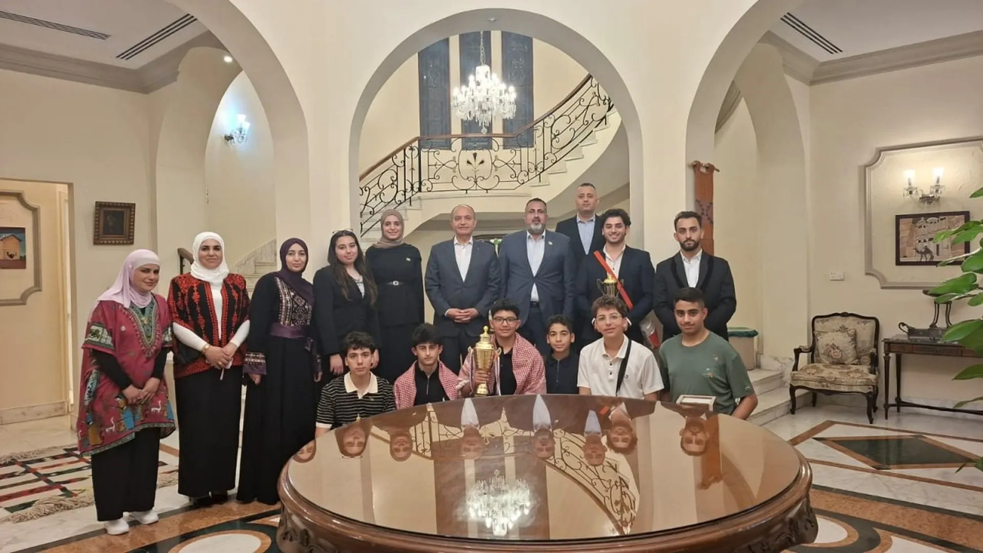 السفير العضايلة يستقبل شباباً أردنيين حصدوا جوائز بالمنتدى الأفروآسيوي للابتكار