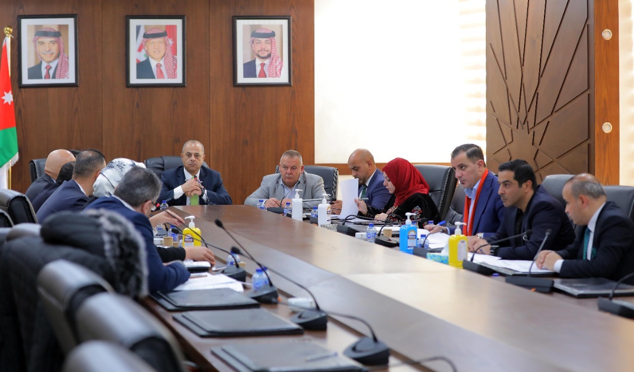 مطالب بإلغاء ضريبة المبيعات على السلع الأساسية غير المعفية من الضرائب