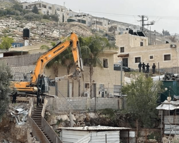 الاحتلال يهدم منزلا ومحلا تجاريا في جبل المكبر وصور باهر بالقدس المحتلة
