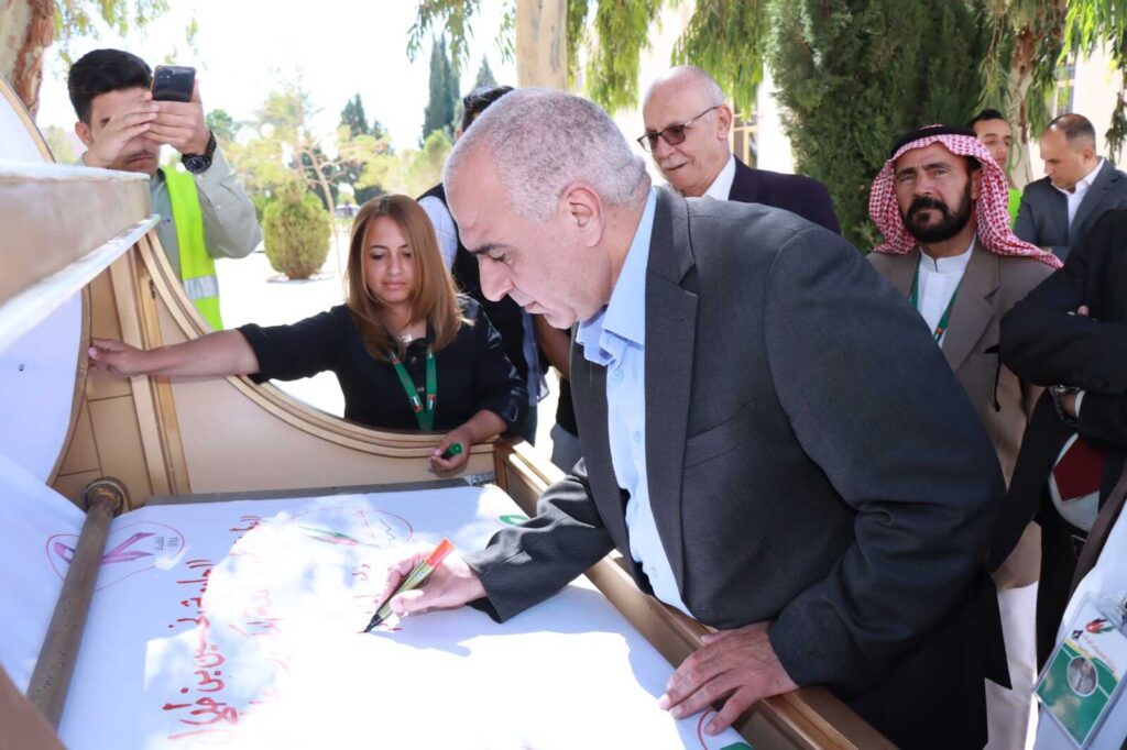 رئيس جامعة الحسين بن طلال واسرة الجامعة يشاركون في التوقيع على رسالة ولاء وانتماء لجلالة الملك