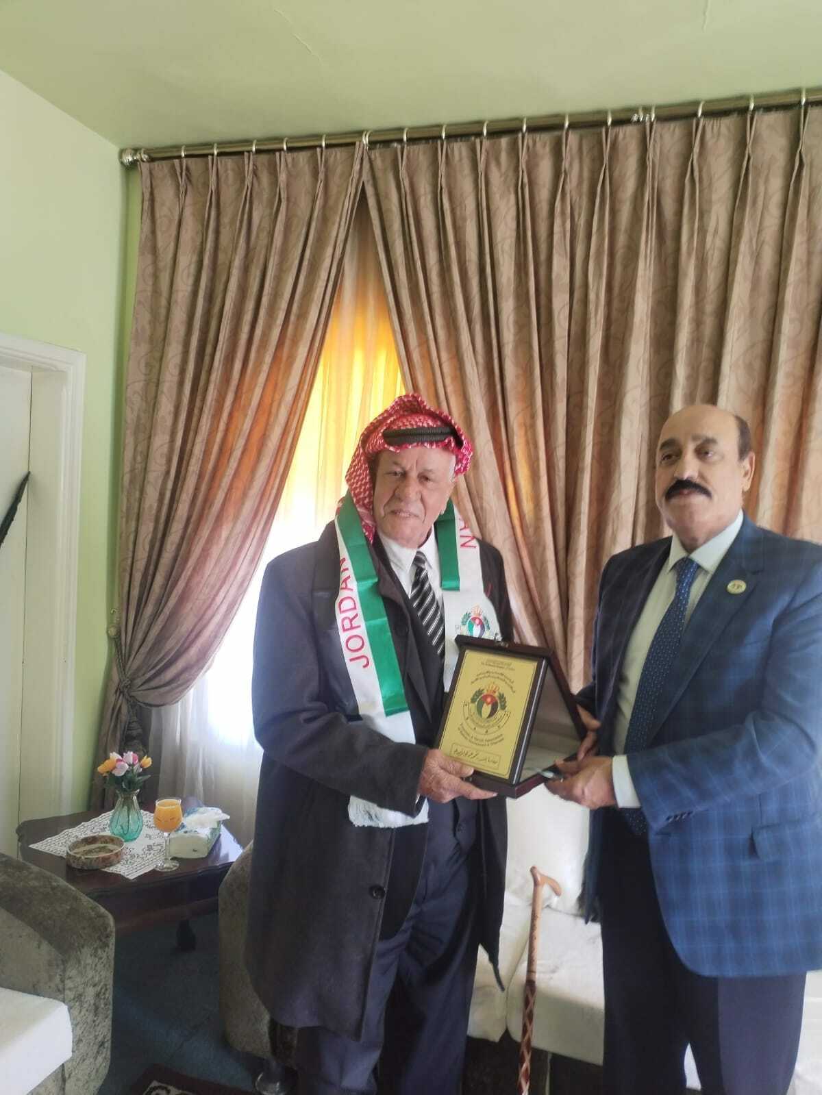 مدير عام مؤسسة المتقاعدين العسكريين يزور الكاتب والفنان محمود الزيودي 1 مدير عام مؤسسة المتقاعدين العسكريين يزور الكاتب والفنان محمود الزيودي
