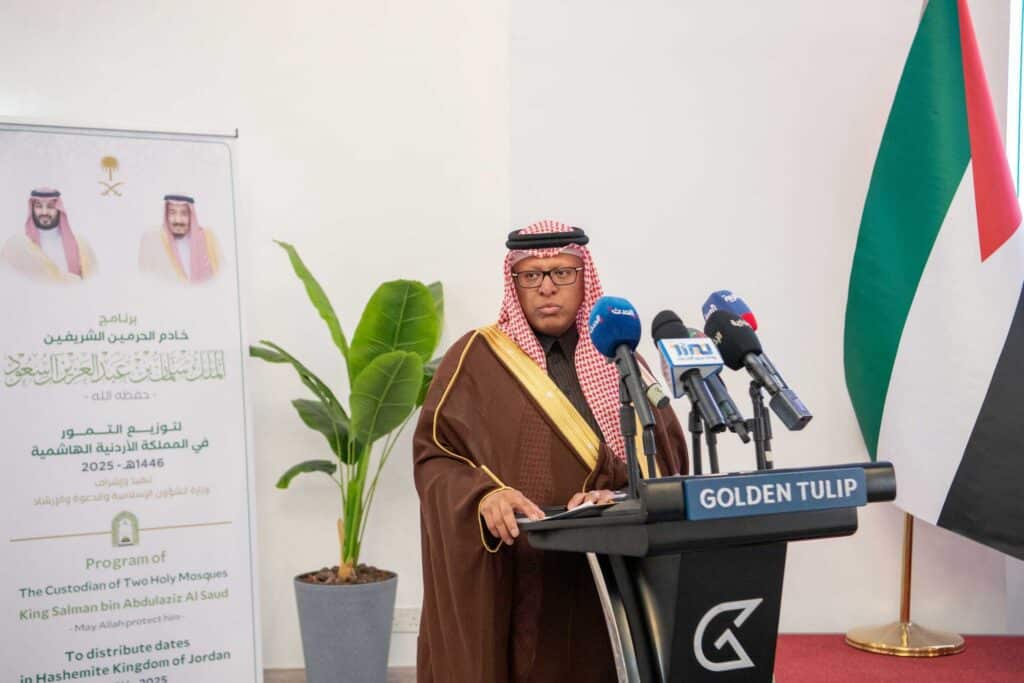 وزارة الشؤون الإسلامية السعودية تقيم حفلًا لتنفيذ برامج خادم الحرمين الشريفين لتفطير الصائمين وتوزيع التمور في الأردن .. صور