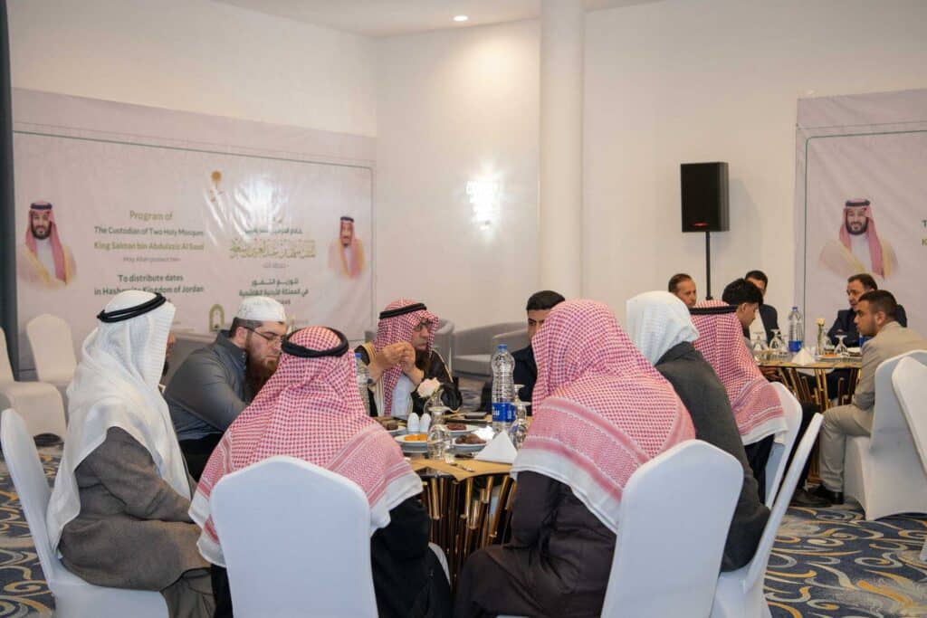 وزارة الشؤون الإسلامية السعودية تقيم حفلًا لتنفيذ برامج خادم الحرمين الشريفين لتفطير الصائمين وتوزيع التمور في الأردن .. صور