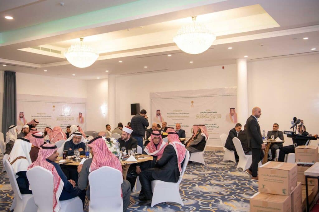 وزارة الشؤون الإسلامية السعودية تقيم حفلًا لتنفيذ برامج خادم الحرمين الشريفين لتفطير الصائمين وتوزيع التمور في الأردن .. صور
