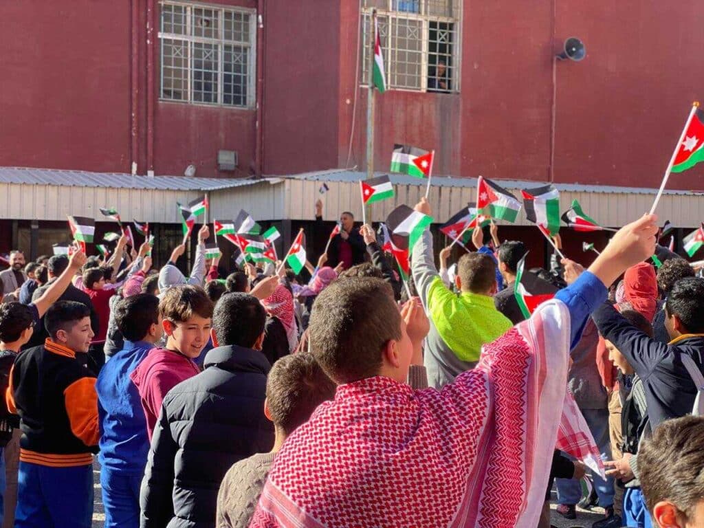 الهباهبه يشارك طلبة مدرسة المهلب بن أبي صفرة الأساسية للبنين فعاليات الاحتفال باليوم الوطني للعلم الأردني