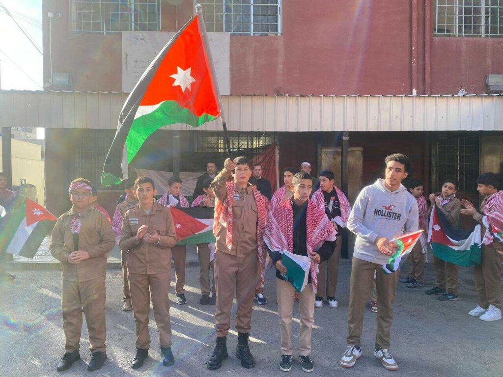 الهباهبه يشارك طلبة مدرسة المهلب بن أبي صفرة الأساسية للبنين فعاليات الاحتفال باليوم الوطني للعلم الأردني
