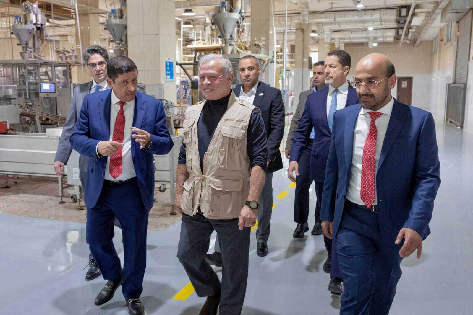 الملك يزور ثلاثة مصانع إنتاجية في مدينة الموقر الصناعية