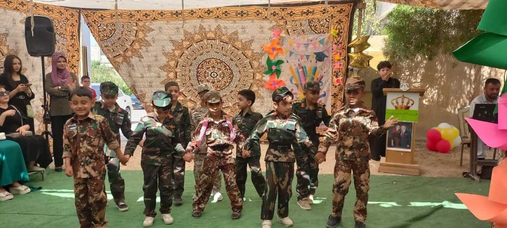 هديرس يرعى حفل تخريج طلبة مدرسة دروب المعرفة في منطقة الجوفة
