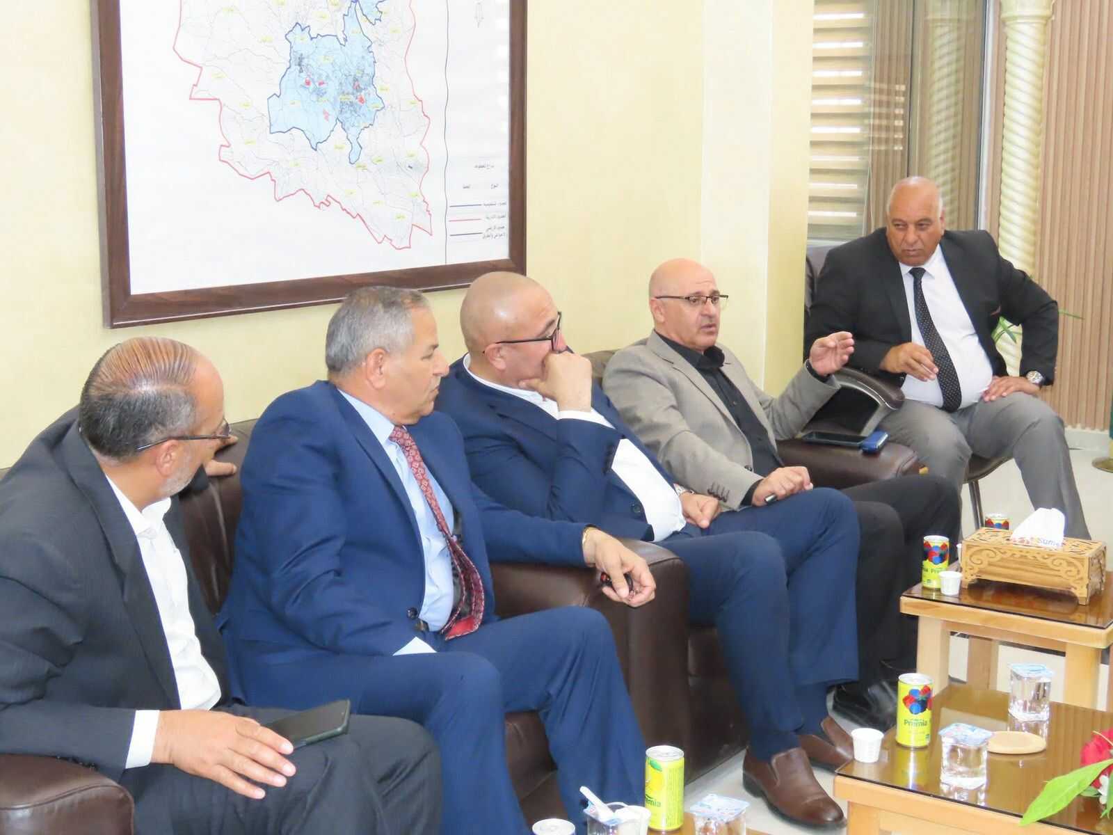 المجالي يزور بلدية عي لتعزيز التعاون في تطوير البيئة التعليمية باللواء