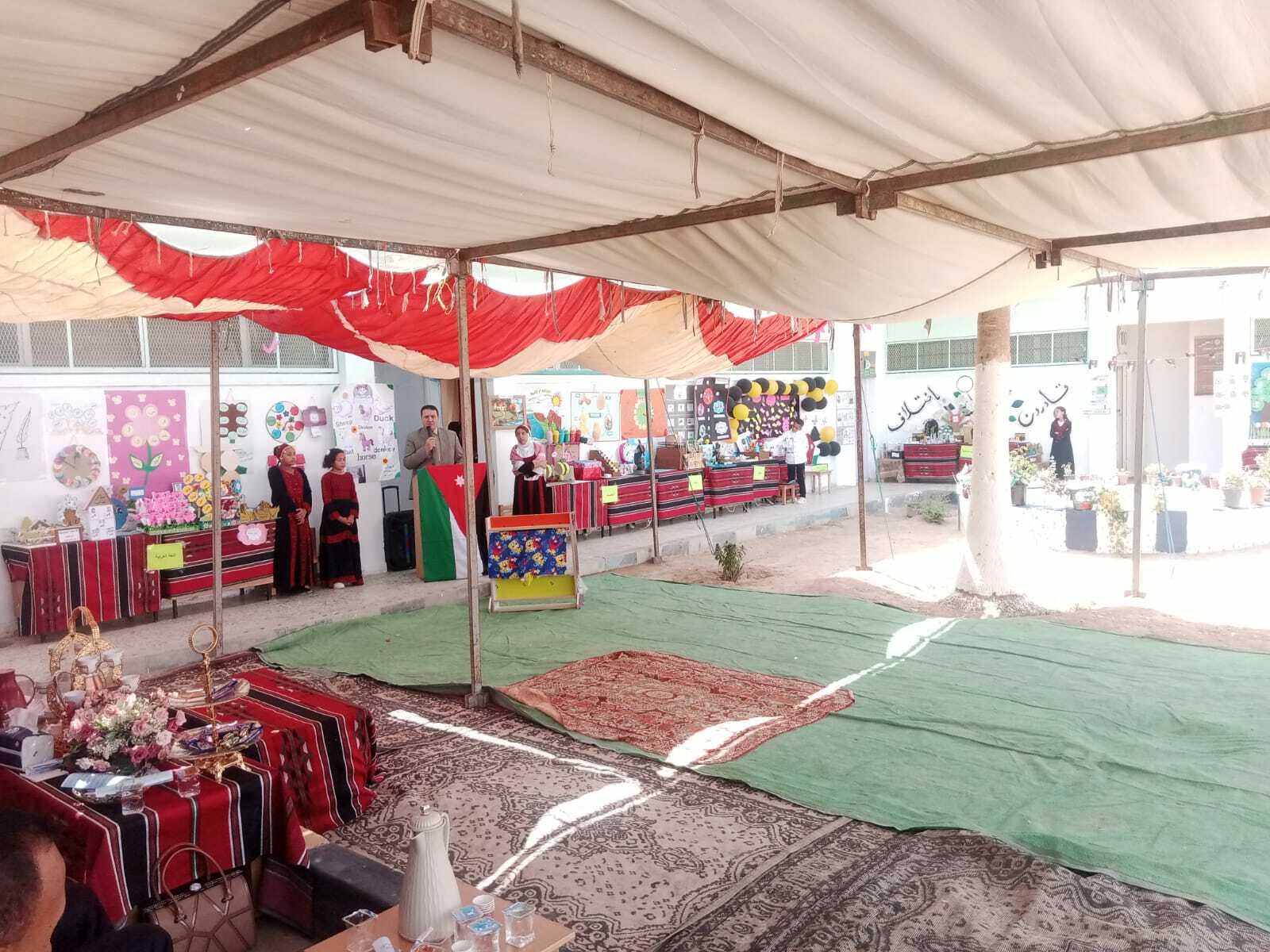 الضرابعة يرعى افتتاح معرض لمدرستي أنتمي في مدرسة الحديثة الأساسية المختلطة