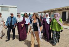 المومني تلتقي بعدد من ممثلي المنظمات والسفارات في مدرسة مخيزن الأساسية الأولى للبنات