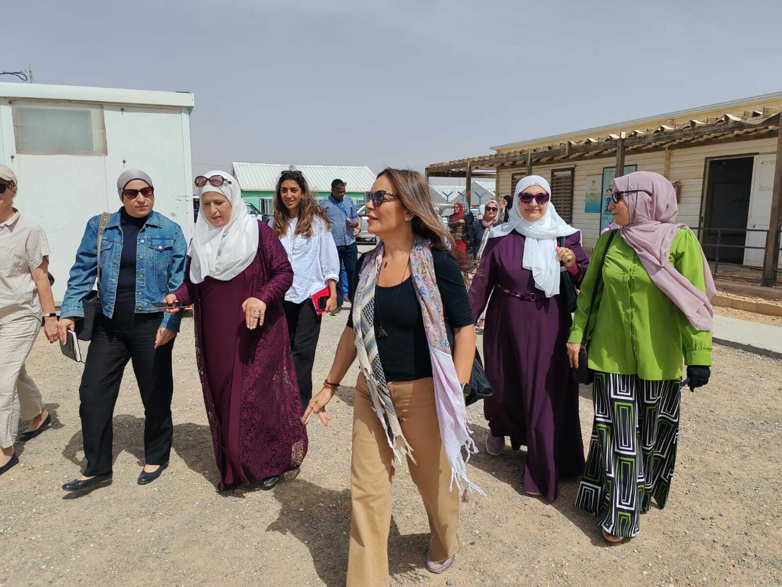 المومني تلتقي بعدد من ممثلي المنظمات والسفارات في مدرسة مخيزن الأساسية الأولى للبنات 1 المومني تلتقي بعدد من ممثلي المنظمات والسفارات في مدرسة مخيزن الأساسية الأولى للبنات