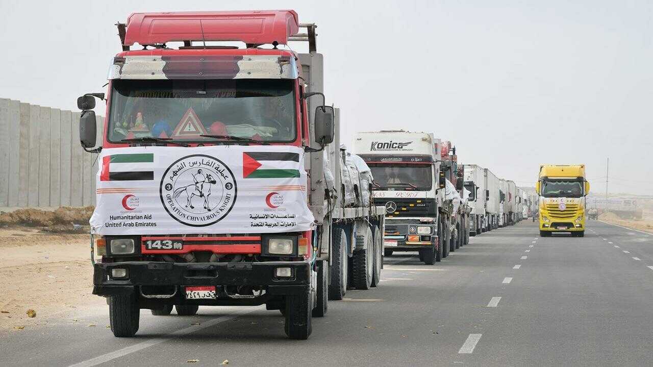 الجهود الدبلوماسية الإماراتية تثمر بإدخال أول شحنة مساعدات إنسانية إلى غزة بعد أكثر من 80 يوماً من الانقطاع 1 الجهود الدبلوماسية الإماراتية تثمر بإدخال أول شحنة مساعدات إنسانية إلى غزة بعد أكثر من 80 يوماً من الانقطاع