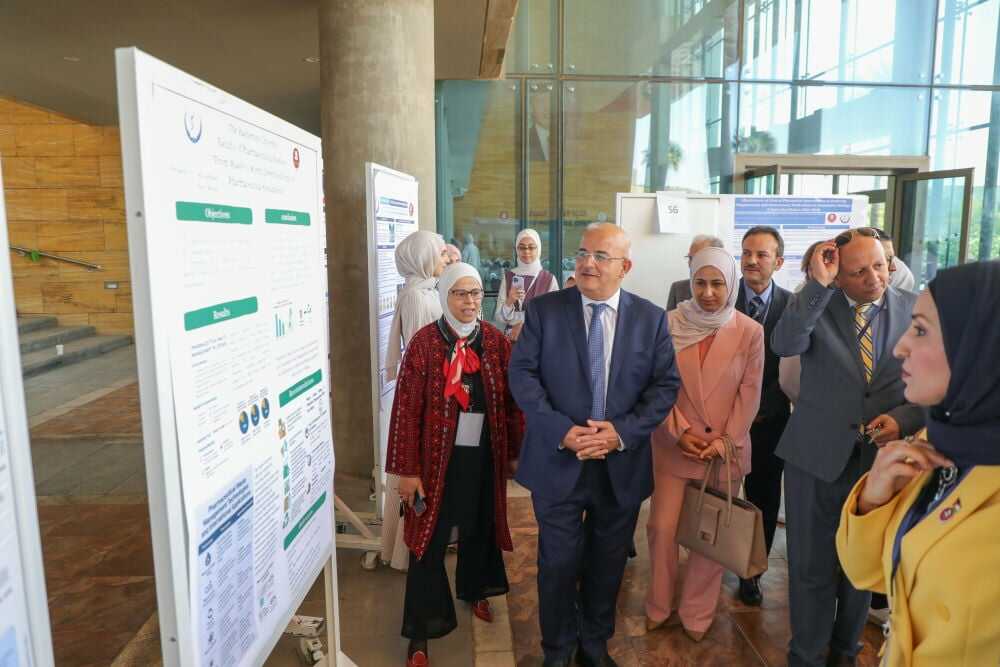 رعى رئيس الجامعة الهاشمية الأستاذ الدكتور خالد الحياري، فعاليات اليوم العلمي الثاني لكلية العلوم الصيدلانية الذي جاء ليؤكد على "تكاملية العلوم المالية والتسويقية والصحية" وتعزيز مهارات الطلبة في أسواق العمل